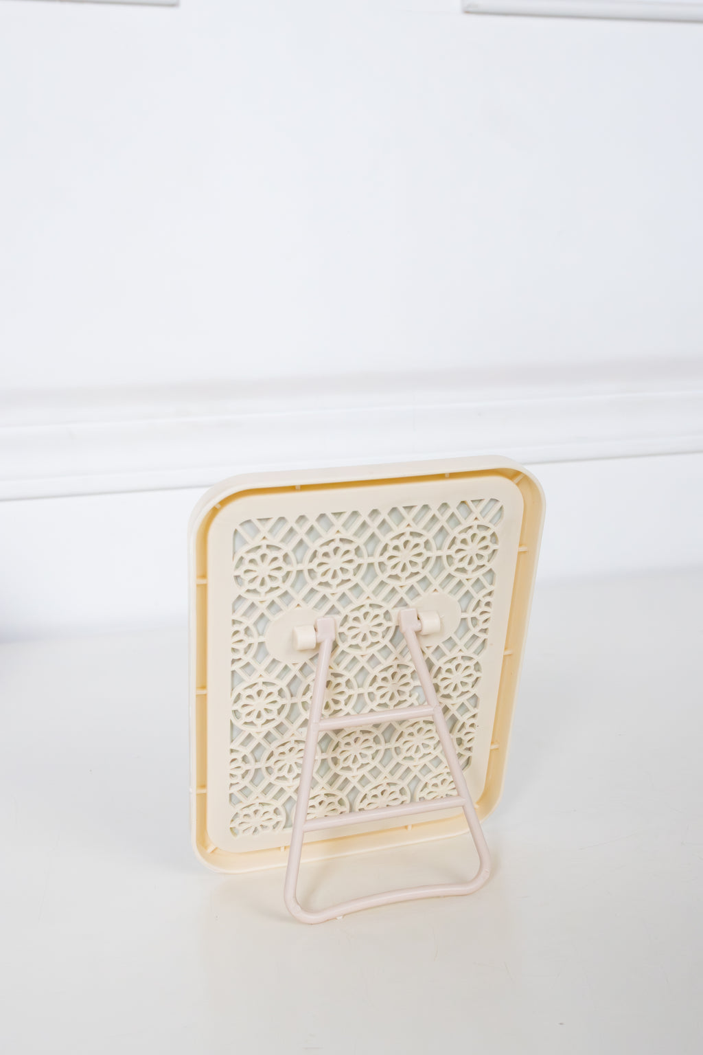 ESPEJO PEQUEÑO CON PEDESTAL BEIGE