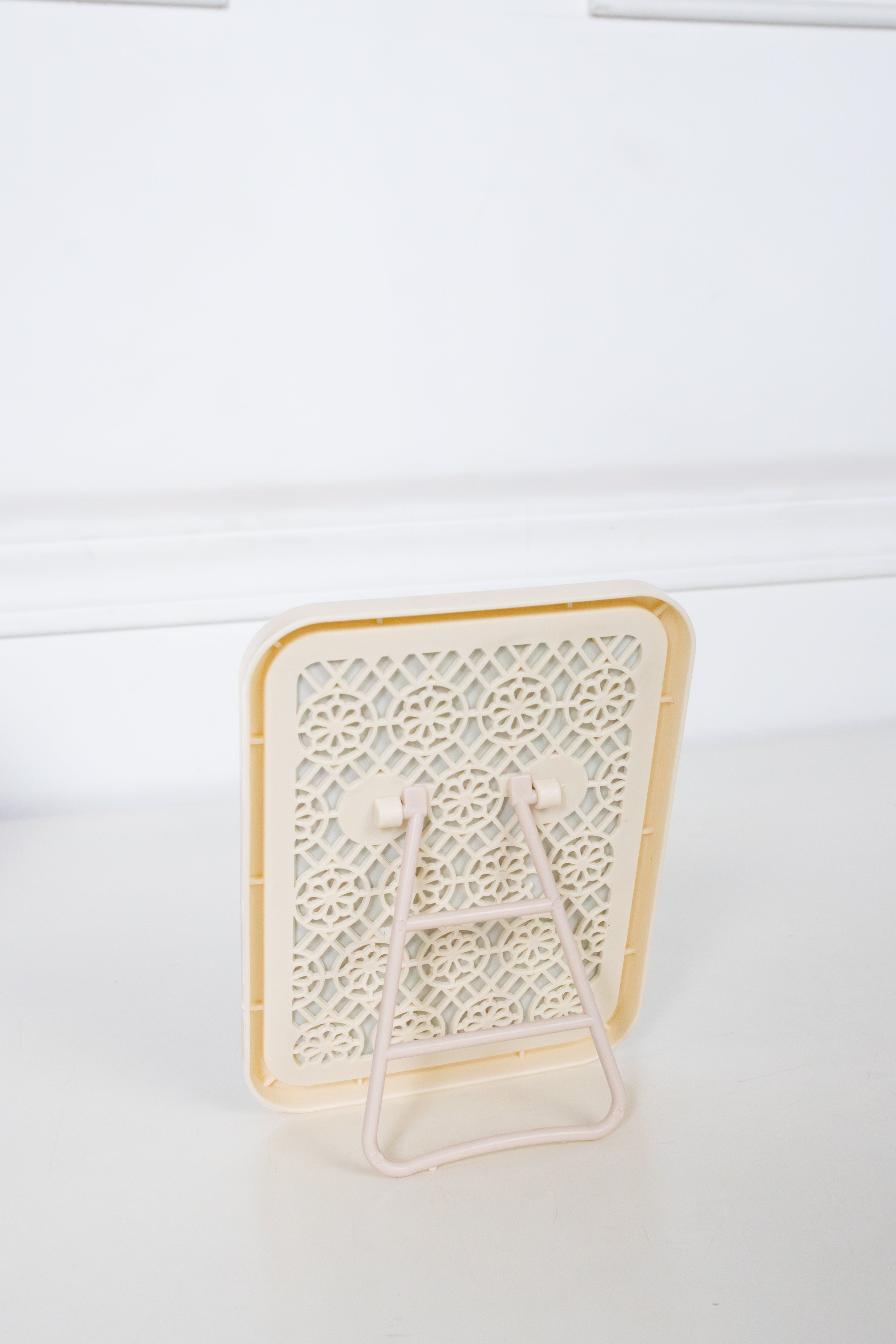 ESPEJO PEQUEÑO CON PEDESTAL BEIGE